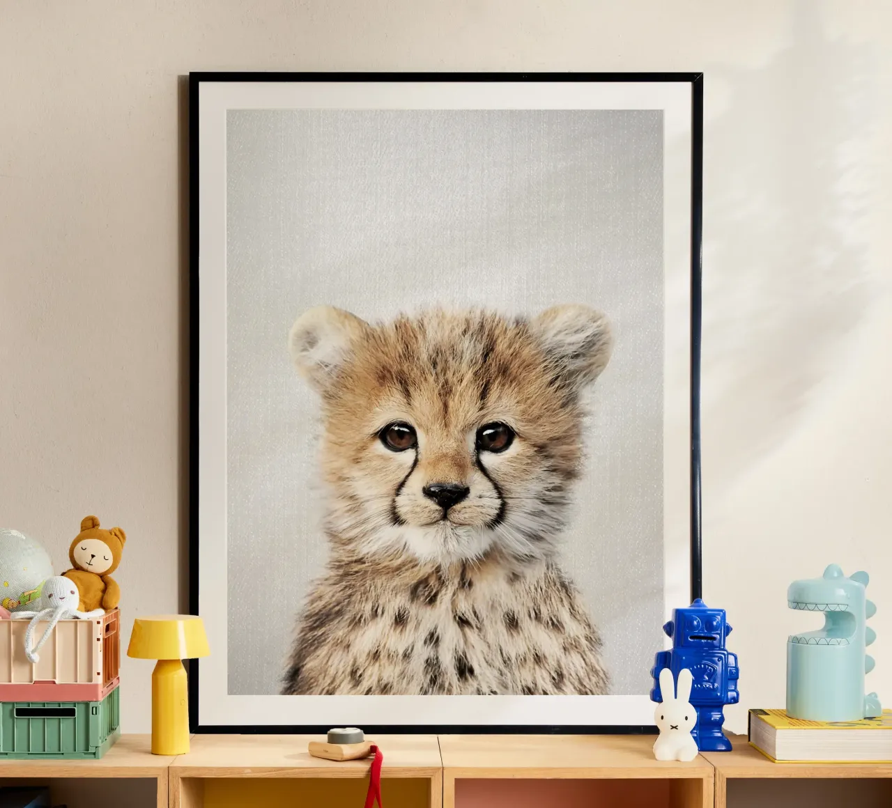 Baby ghepardo colorato poster con telaio in alluminio da Eldon S Kiser