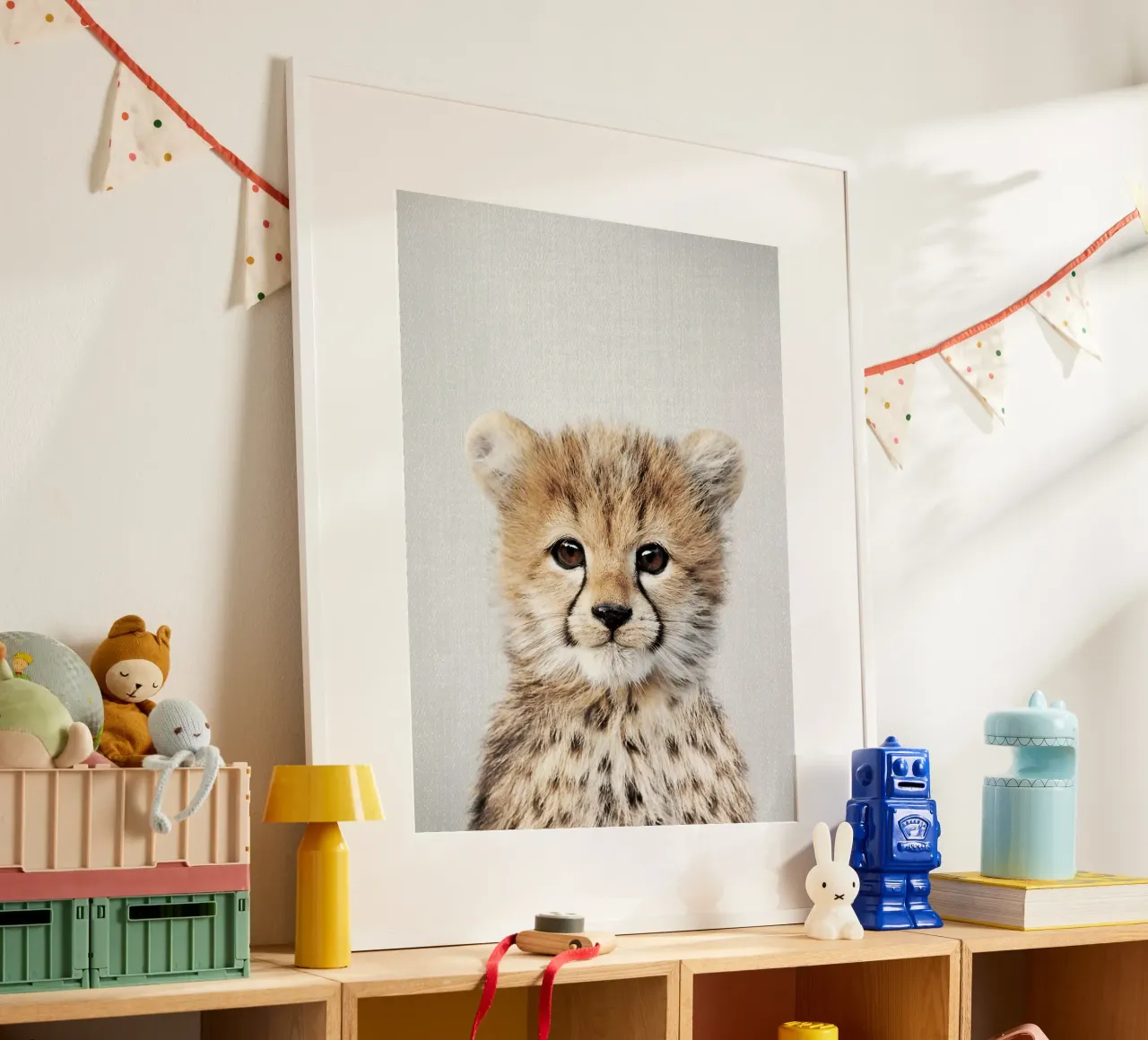 Baby ghepardo colorato poster con telaio in alluminio da Eldon S Kiser