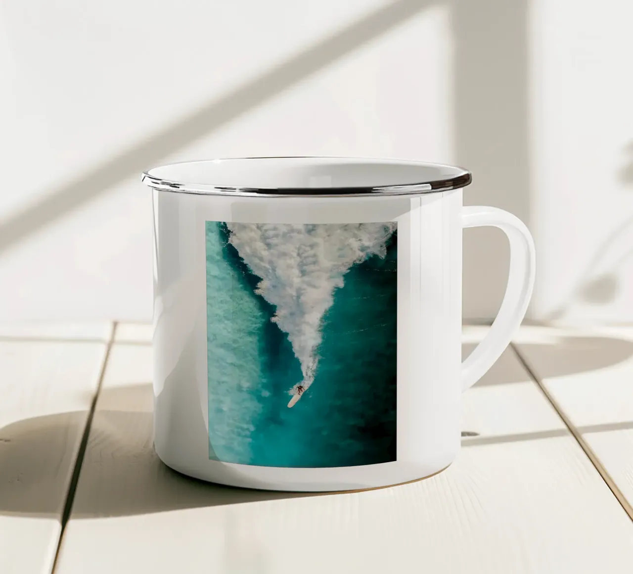 Surf Down tazza in smalto da Leonard R Sadler