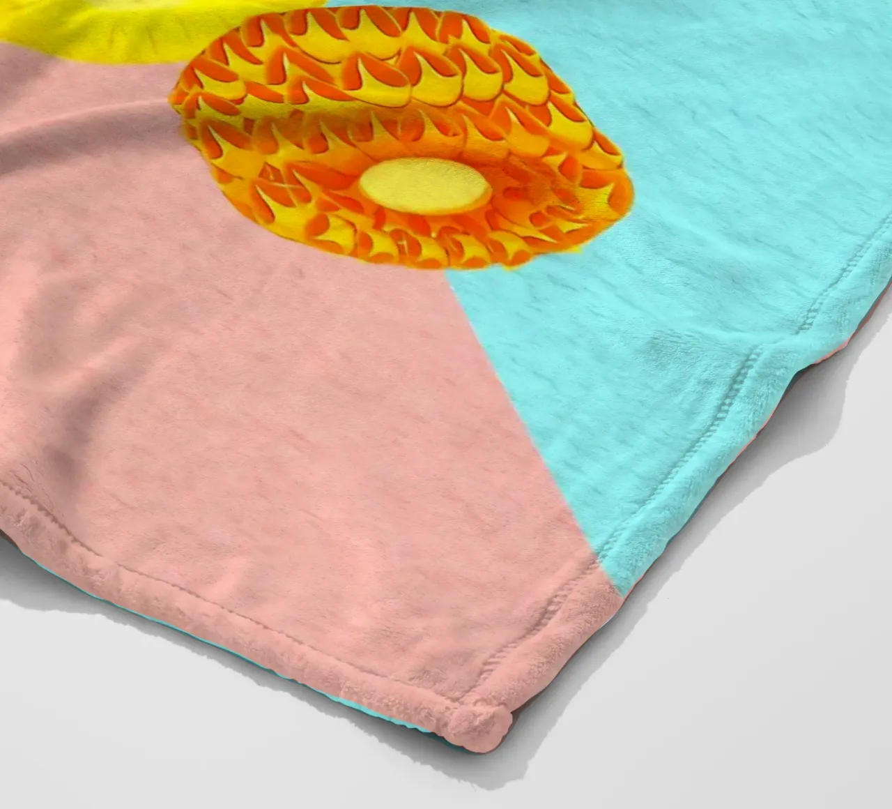 Fetta di ananas fresco coperta in pile da Sven B Strauss