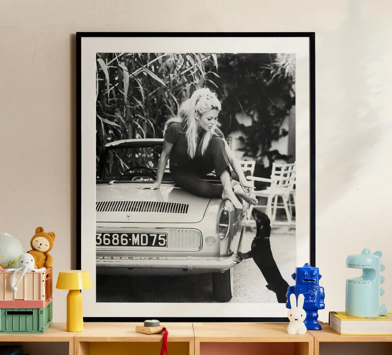Brigitte Bardot con un perro salchicha 1962 poster de hanna shop