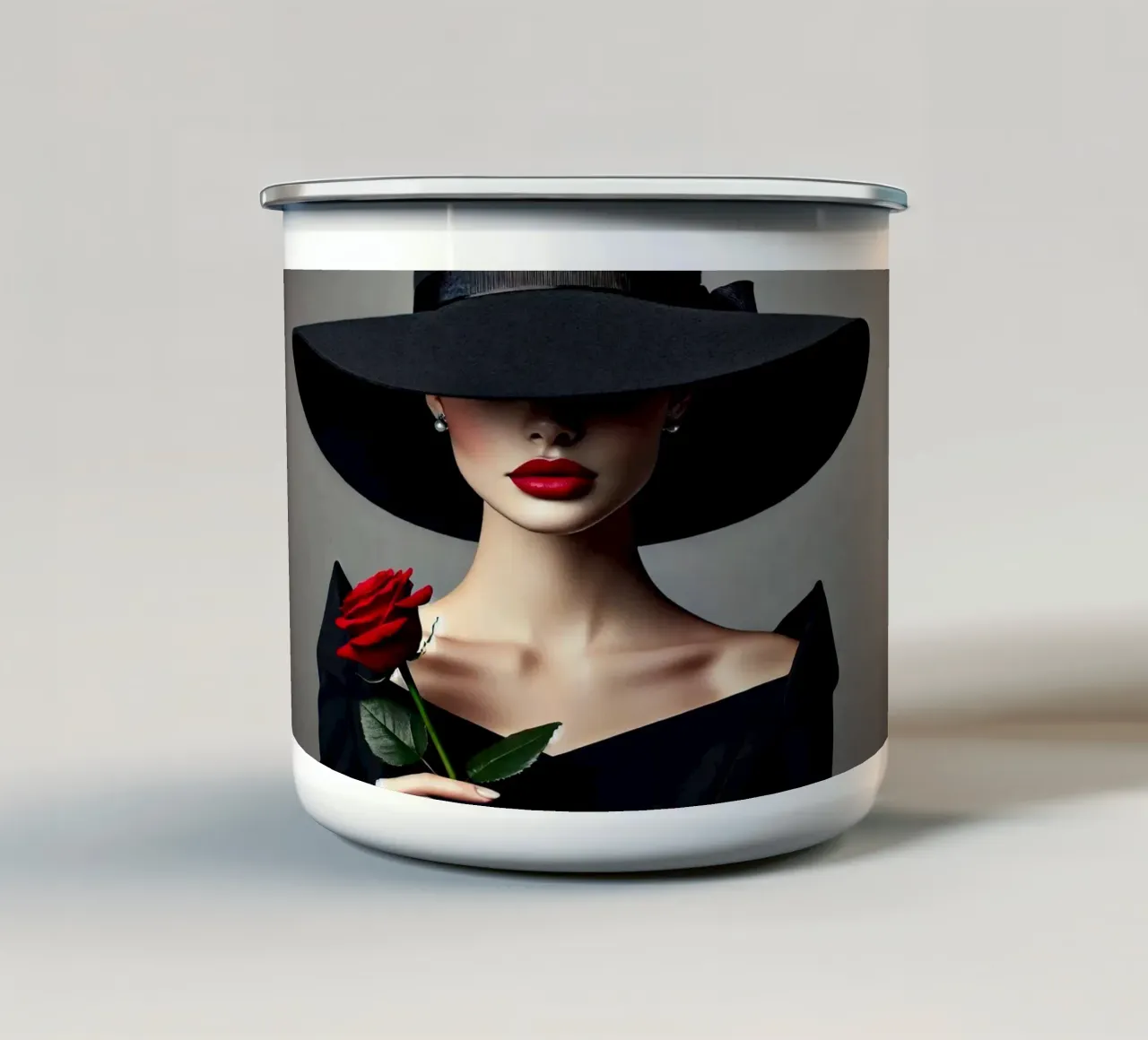 Donna con cappello e rosa rossa tazza in smalto da BenCoStyle