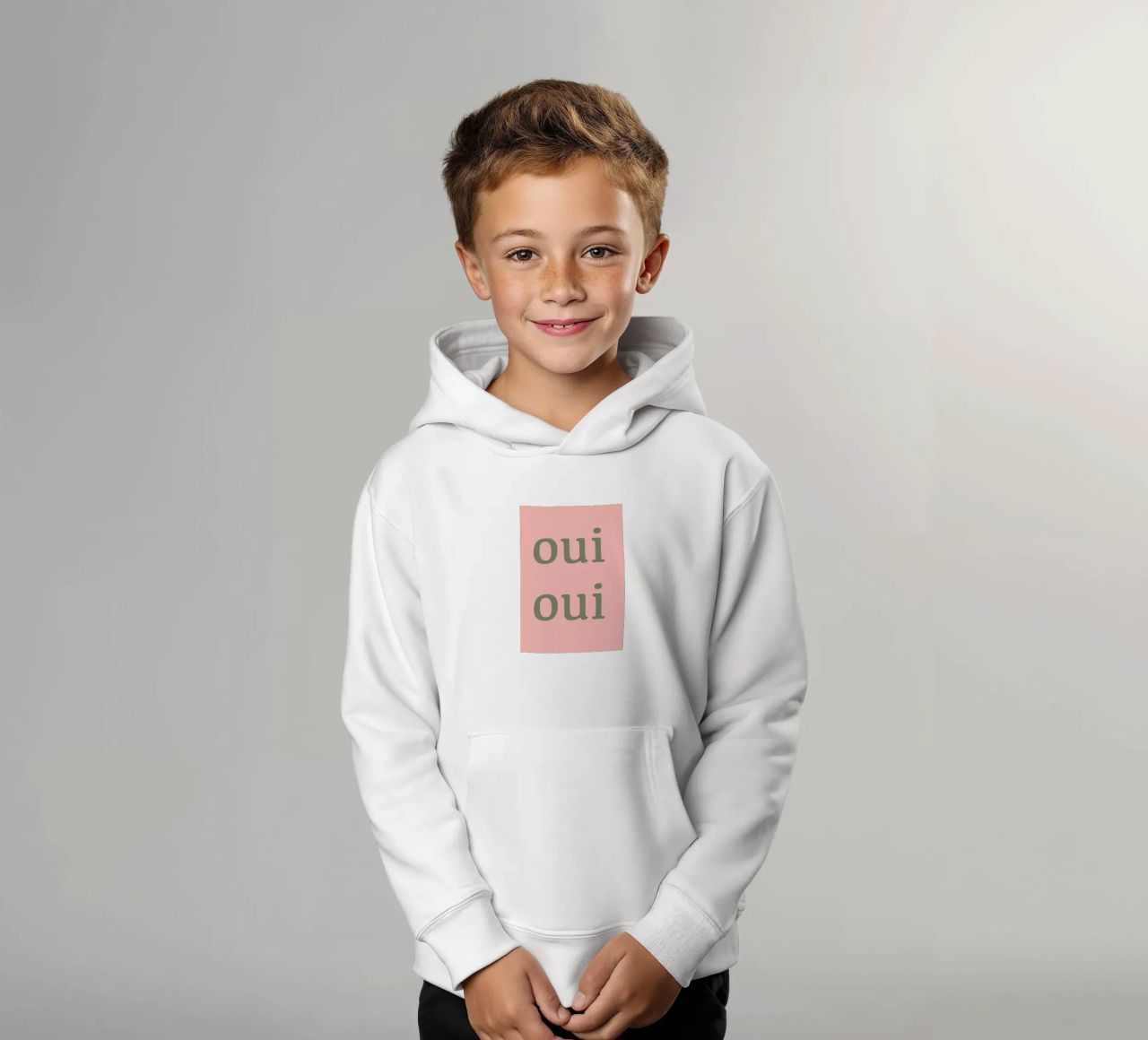 Oui Oui design tipografico francese felpa bambino con cappuccio da Proper job studio
