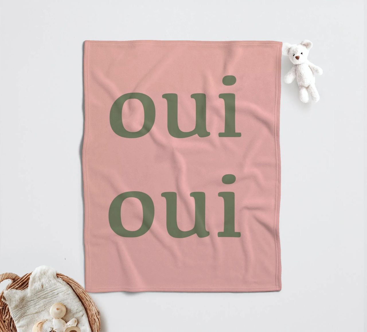 Oui Oui design tipografico francese coperta in pile da Proper job studio