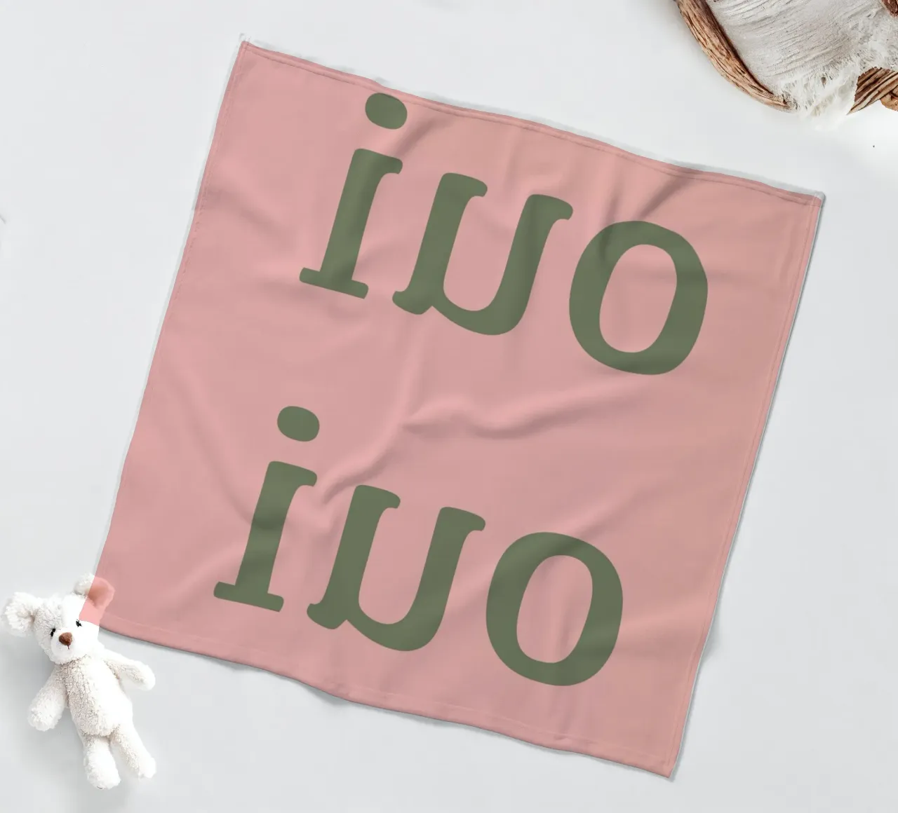 Oui Oui design tipografico francese coperta in pile da Proper job studio