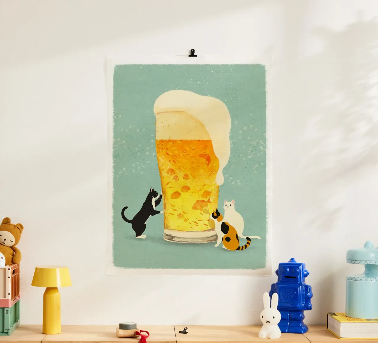 cat with beer poster con telaio in plastica da sunity