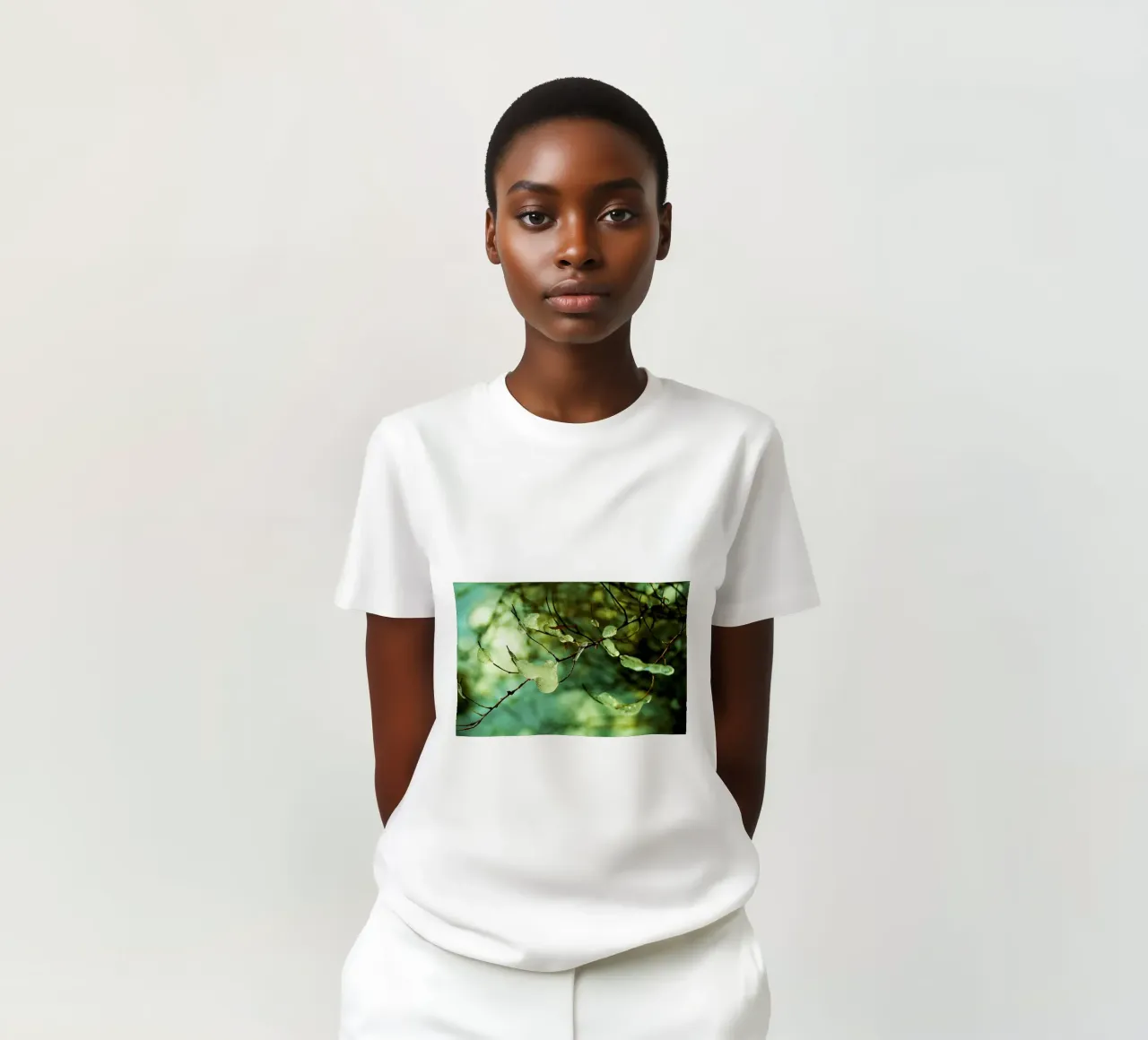 Smaragdgrüne Eistropfen auf winterlichen Zweigen - Fine Art Print T-Shirt von jay