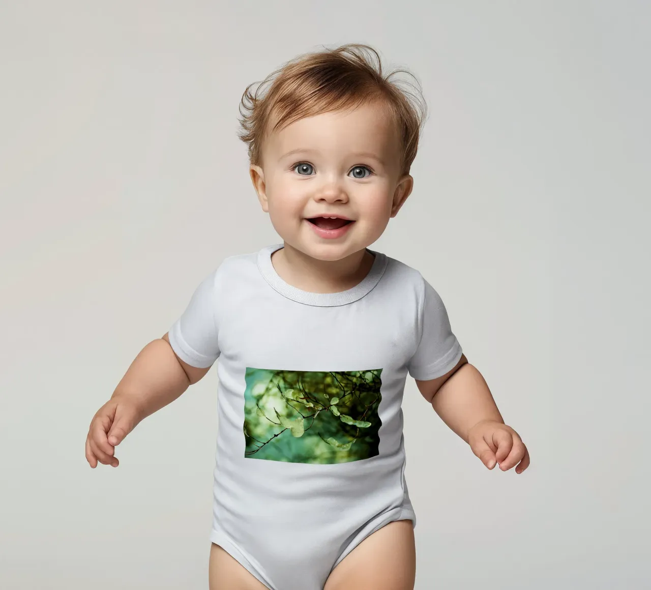 Smaragdgrüne Eistropfen auf winterlichen Zweigen - Fine Art Print Kurzarm Babybody von jay