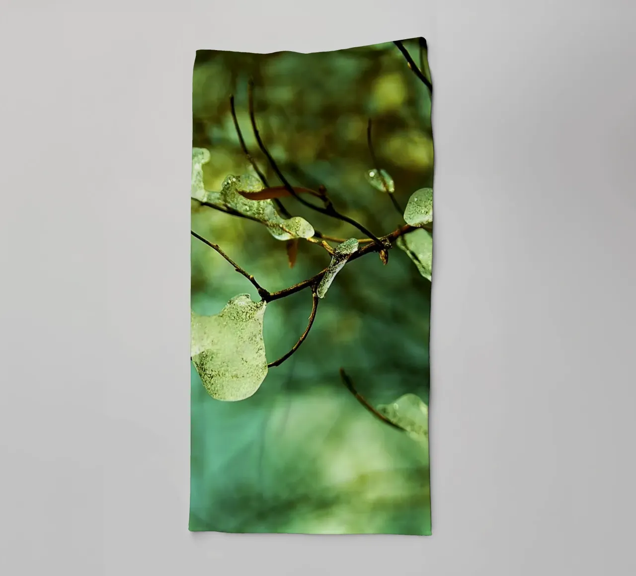 Smaragdgrüne Eistropfen auf winterlichen Zweigen - Fine Art Print Handtuch von jay