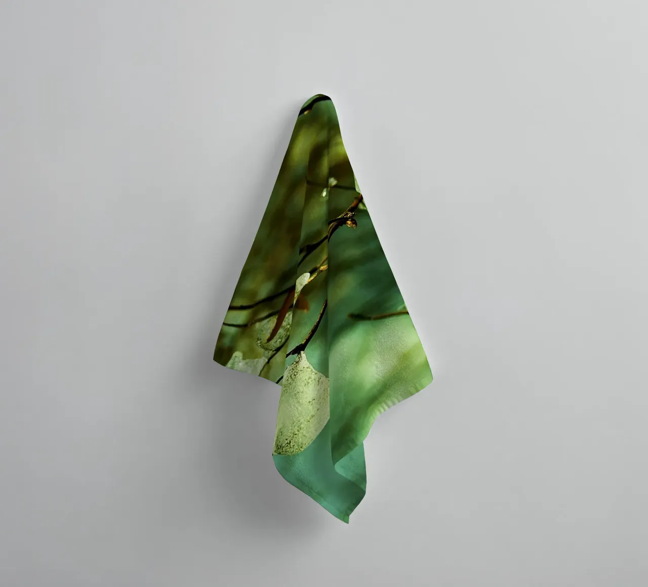 Smaragdgrüne Eistropfen auf winterlichen Zweigen - Fine Art Print Handtuch von jay