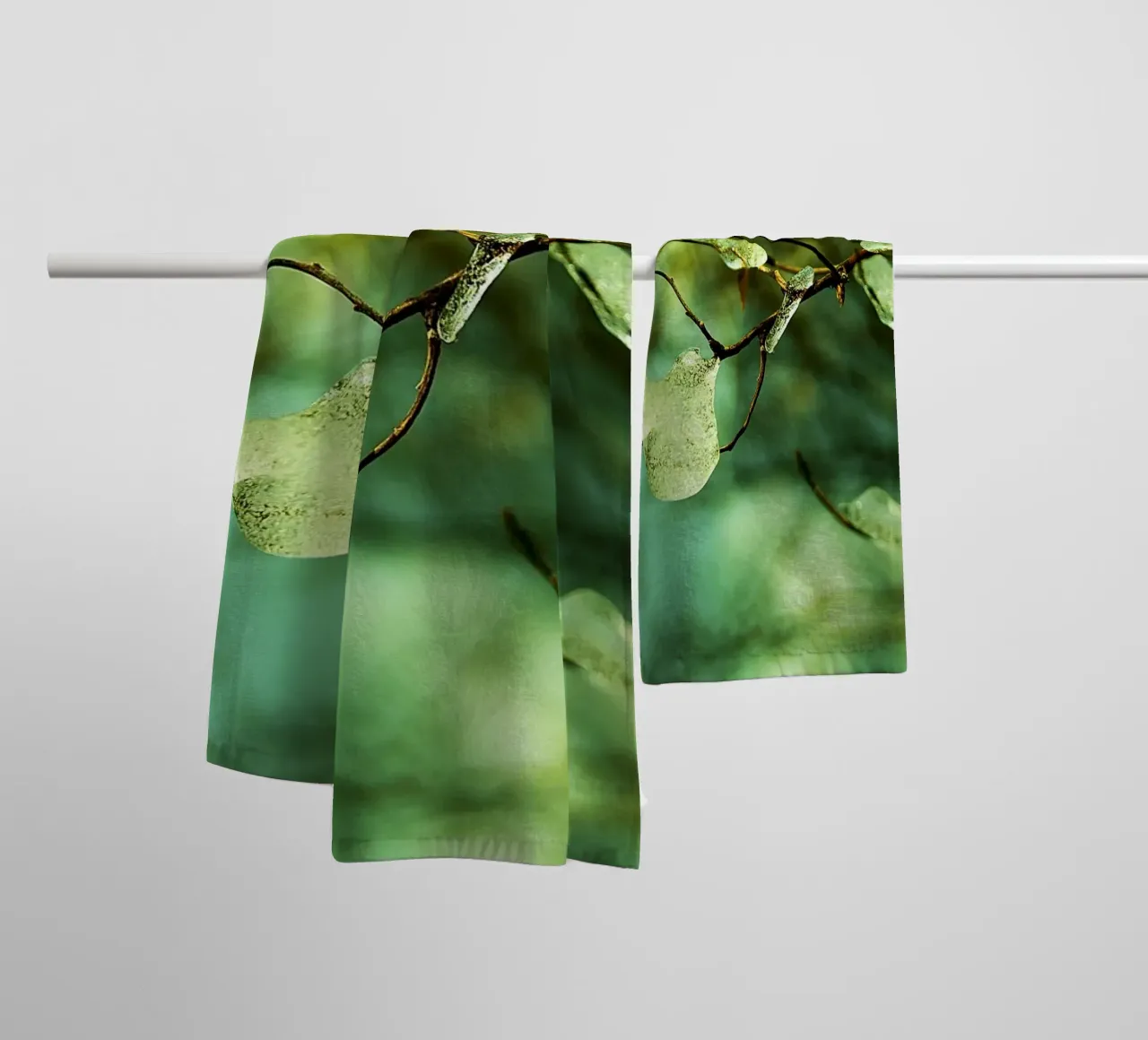 Smaragdgrüne Eistropfen auf winterlichen Zweigen - Fine Art Print Handtuch von jay