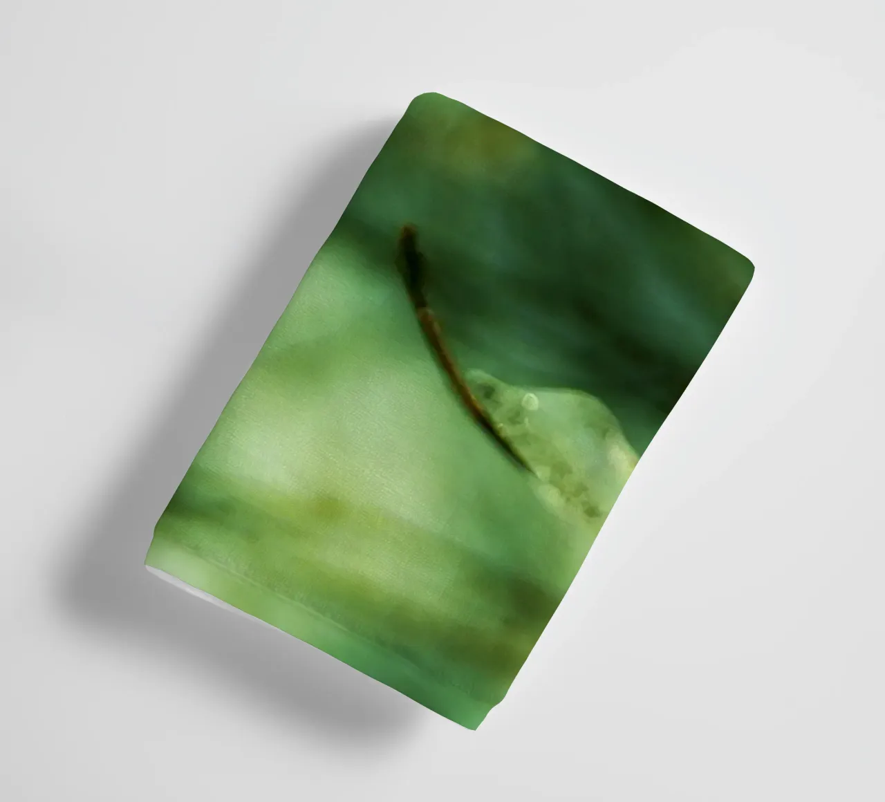 Smaragdgrüne Eistropfen auf winterlichen Zweigen - Fine Art Print Handtuch von jay