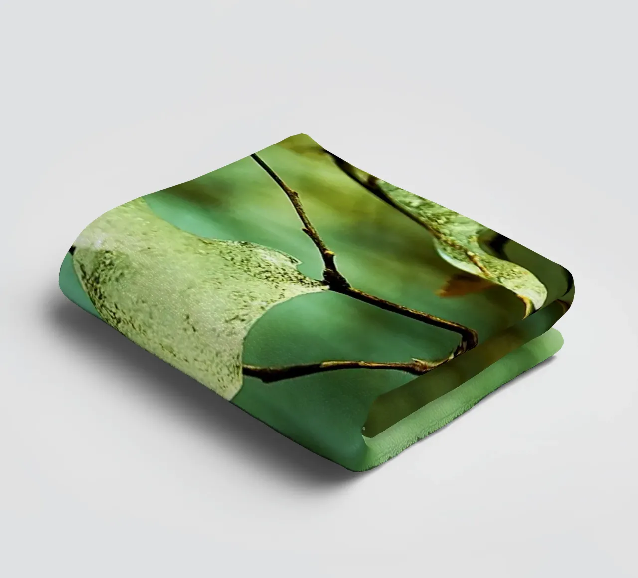 Smaragdgrüne Eistropfen auf winterlichen Zweigen - Fine Art Print Handtuch von jay