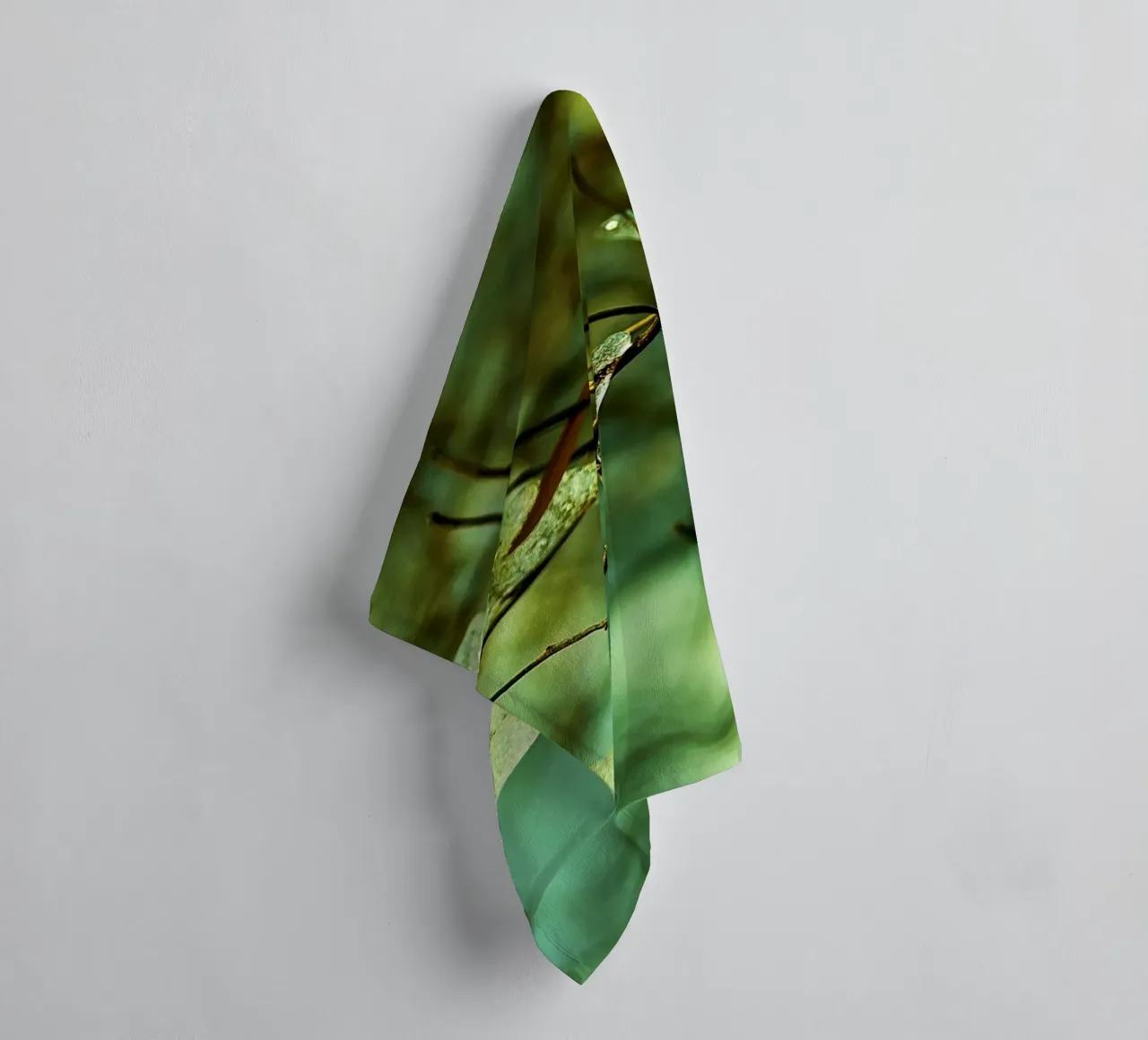 Smaragdgrüne Eistropfen auf winterlichen Zweigen - Fine Art Print Handtuch von jay