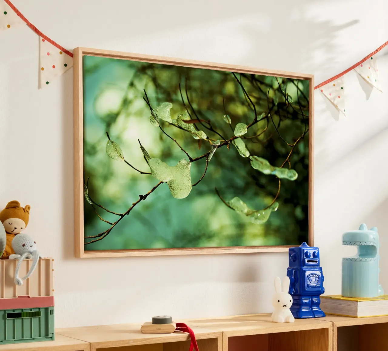 Smaragdgrüne Eistropfen auf winterlichen Zweigen - Fine Art Print Leinwand mit Schattenfugenrahmen von jay