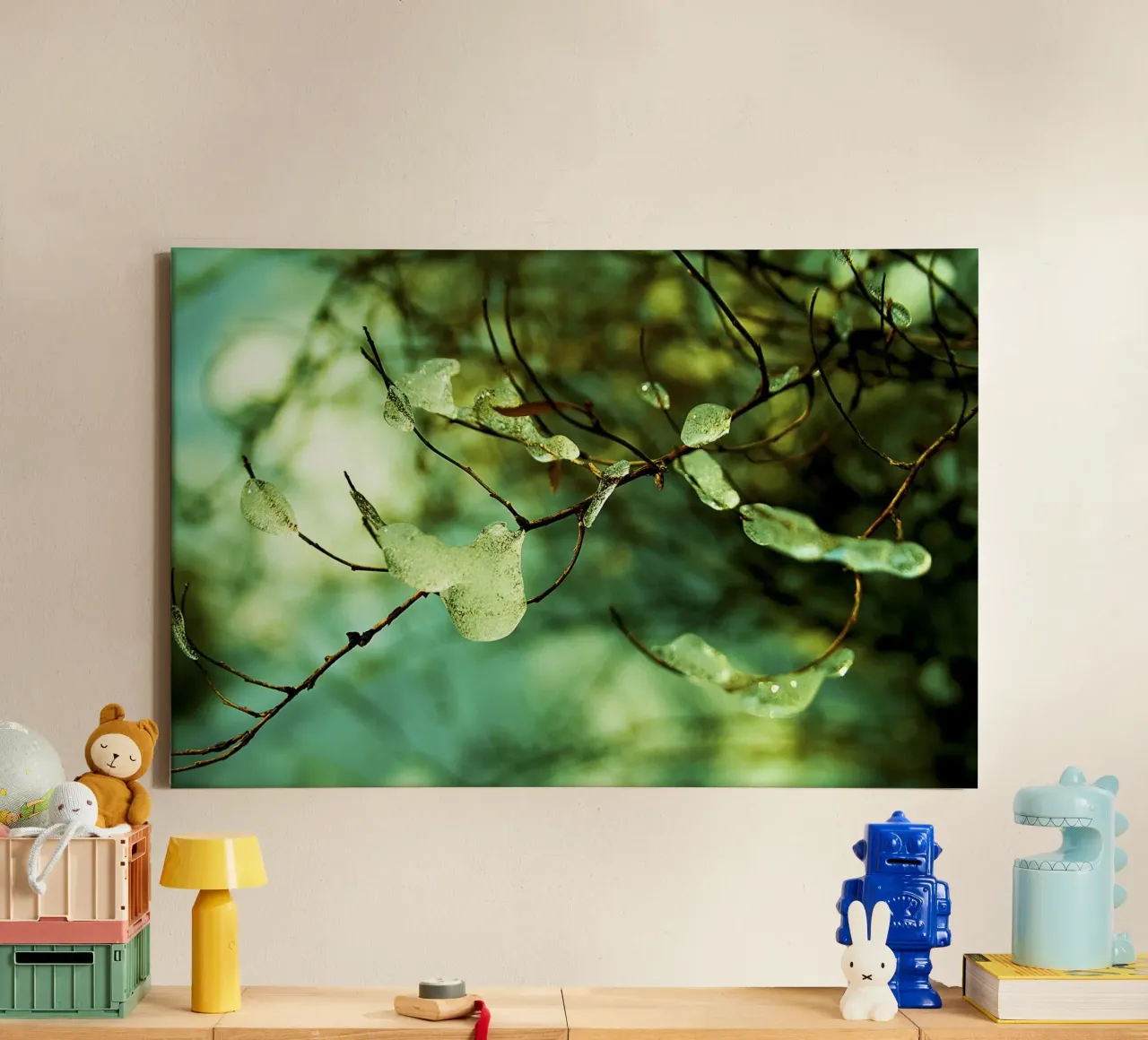 Smaragdgrüne Eistropfen auf winterlichen Zweigen - Fine Art Print Leinwand mit Schattenfugenrahmen von jay