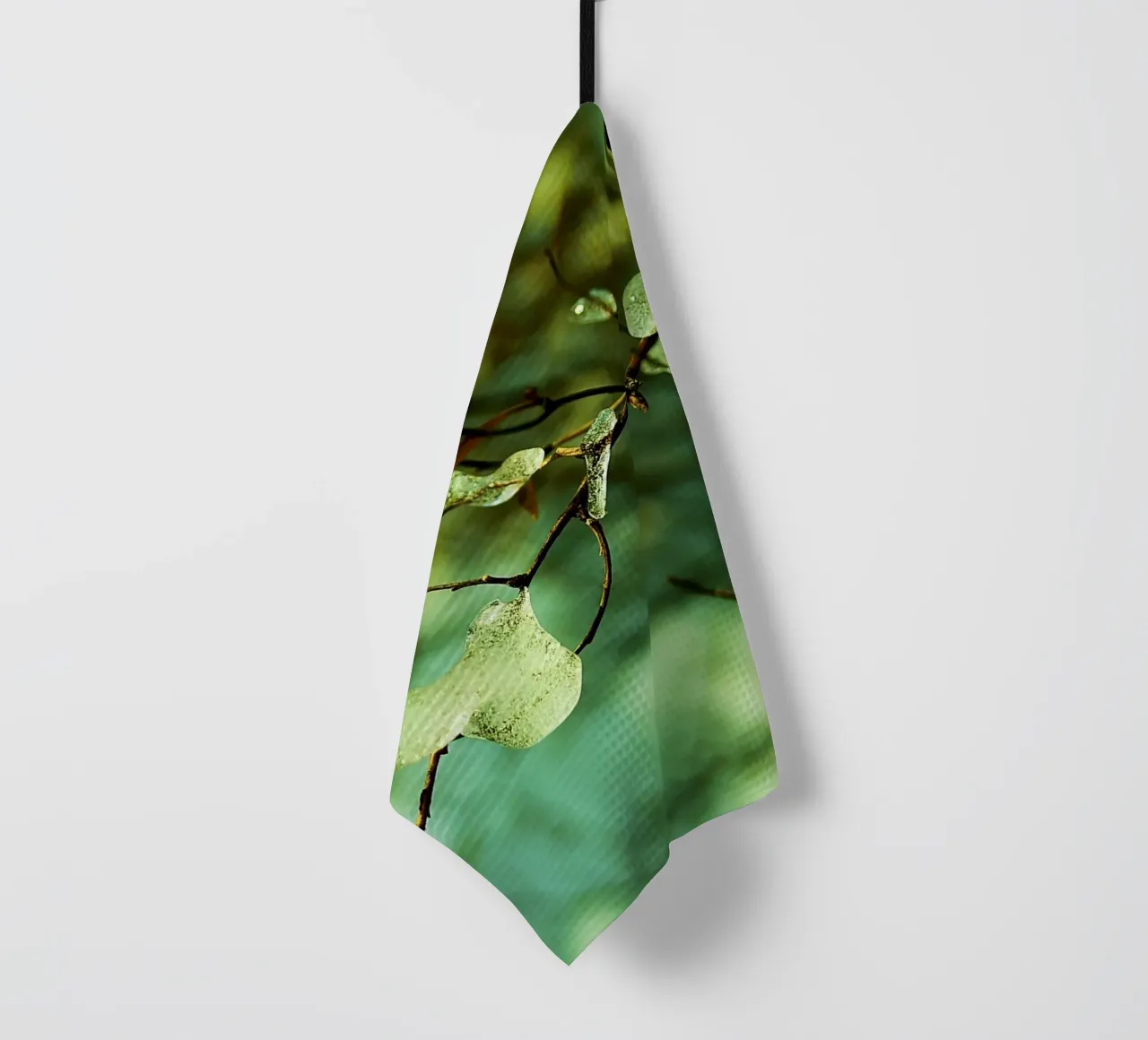 Smaragdgrüne Eistropfen auf winterlichen Zweigen - Fine Art Print Geschirrtuch von jay