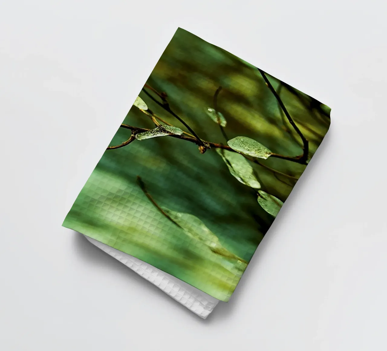 Smaragdgrüne Eistropfen auf winterlichen Zweigen - Fine Art Print Geschirrtuch von jay
