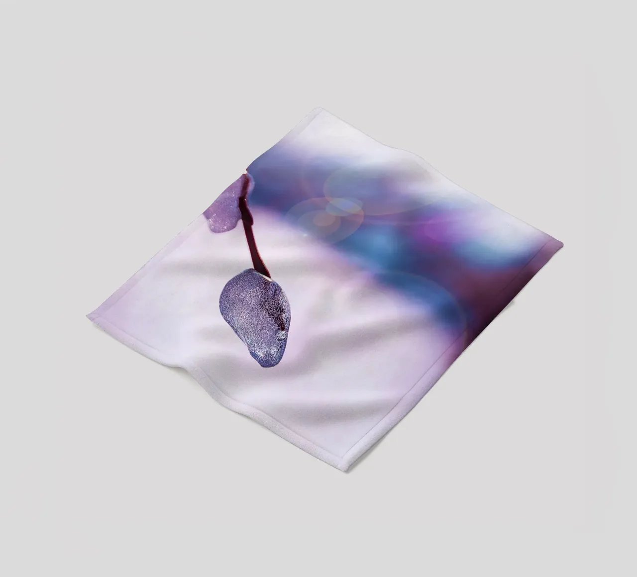 Gefrorener Zweig mit Seifenblasenglühen - Fine Art Photography P Fleecedecke von jay