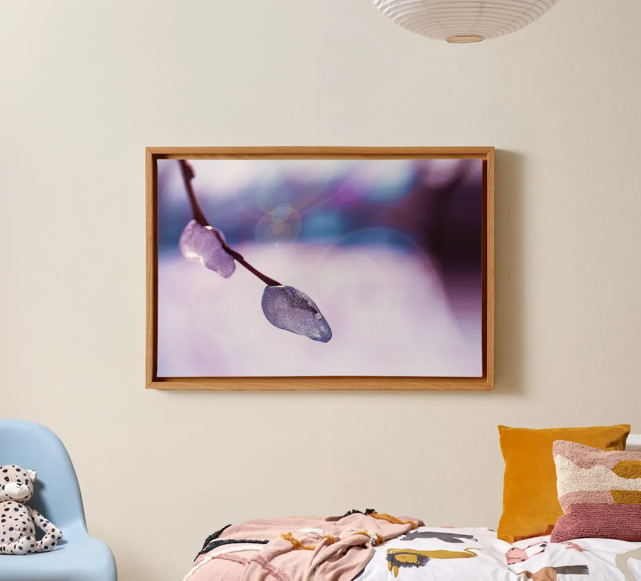 Gefrorener Zweig mit Seifenblasenglühen - Fine Art Photography P Leinwand mit Schattenfugenrahmen von jay