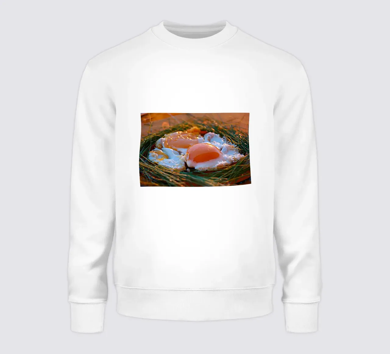 Sunny Side Up Eggs in a Nest - Kunstdruck Stillleben Sweatshirt von jay
