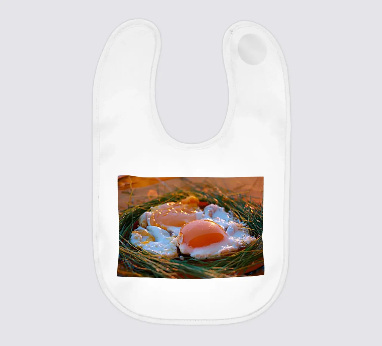 Sunny Side Up Eggs in a Nest - Kunstdruck Stillleben Babylätzchen von jay