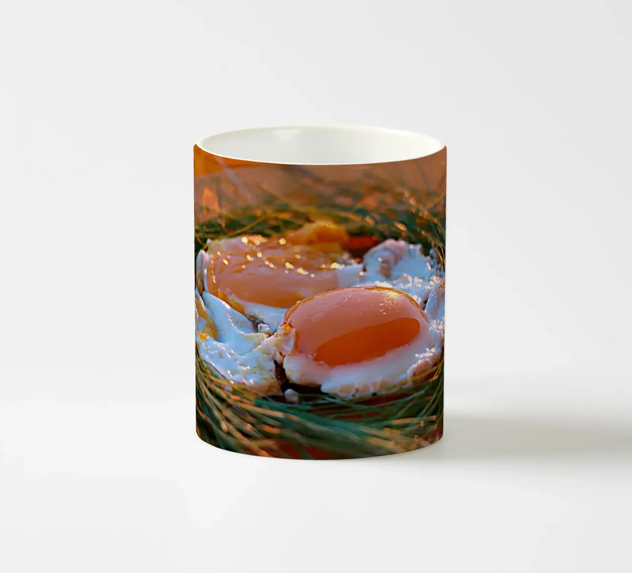 Sunny Side Up Eggs in a Nest - Kunstdruck Stillleben Keramik Tasse von jay
