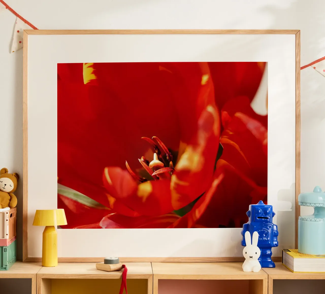 Tulipano rosso in primo piano - Stampa floreale fine art poster con telaio in plastica da jay