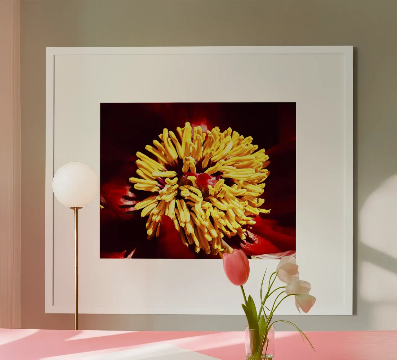 Peonia rossa in primo piano - Stampa d'arte floreale simile a un grembo materno poster da jay