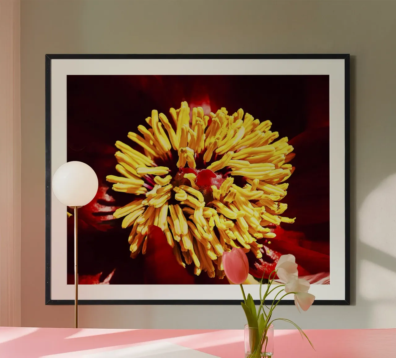 Peonia rossa in primo piano - Stampa d'arte floreale simile a un grembo materno poster da jay