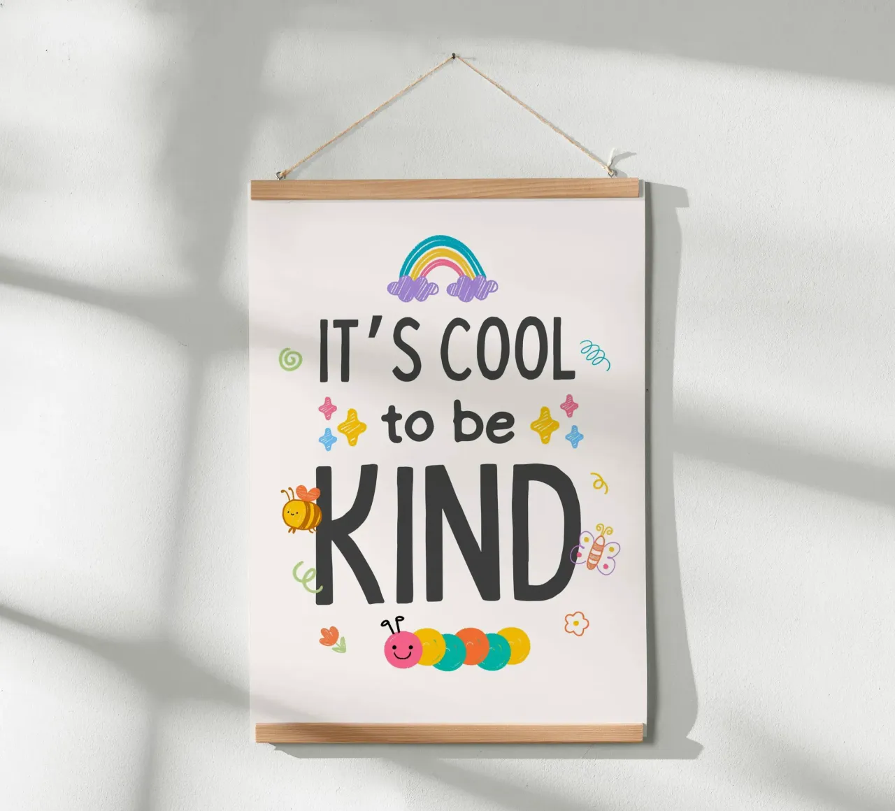 Poster sulla gentilezza "È bello essere gentili" - Arte per bambini poster con telaio in legno da vintagepod