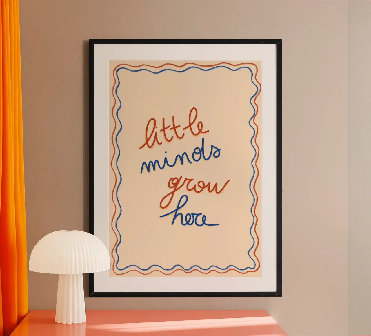 Poster con citazione educativa "Le piccole menti crescono qui". poster con telaio in alluminio da vintagepod