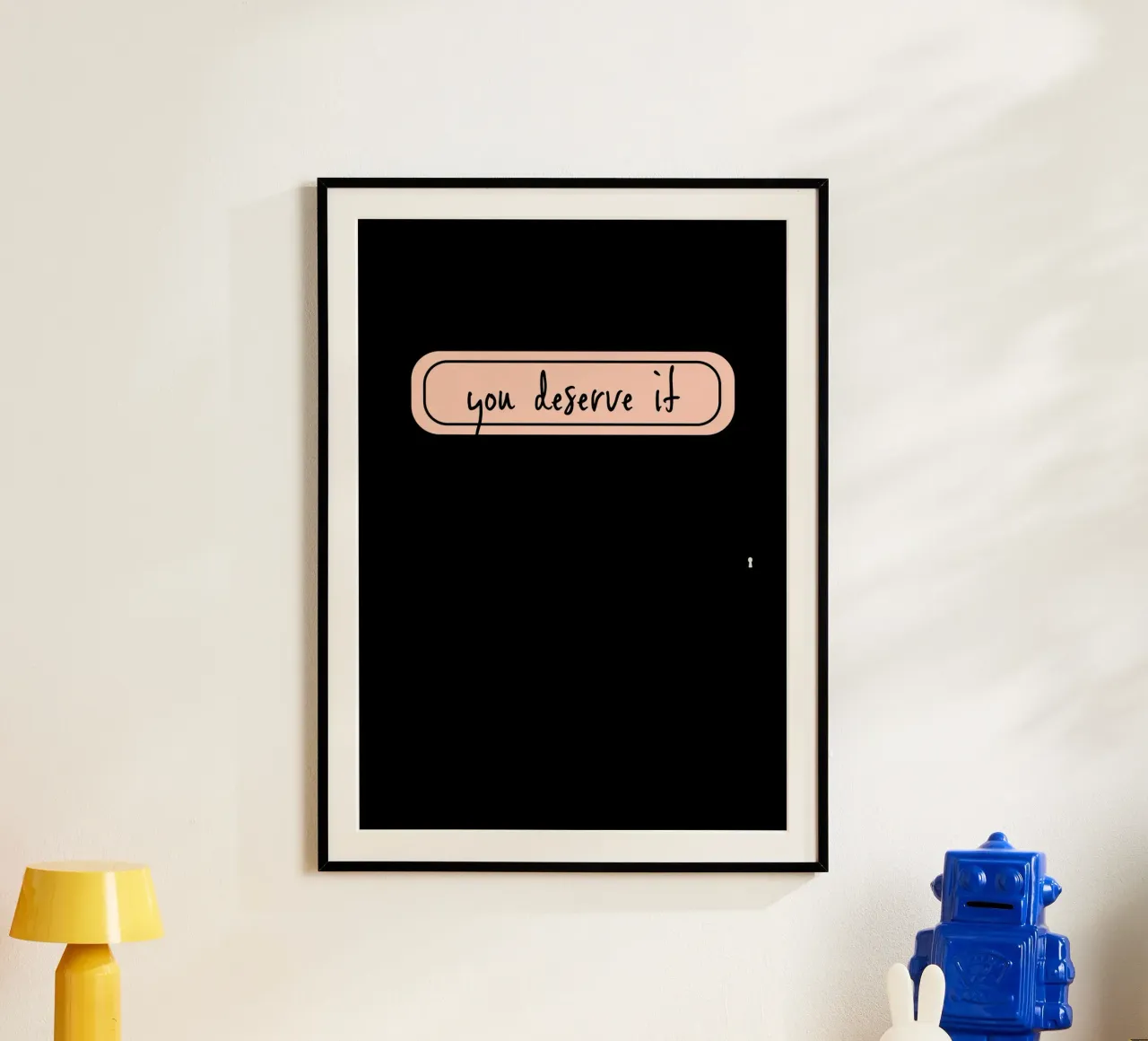 you deserve it. poster con telaio in legno da FRICKE DESIGN