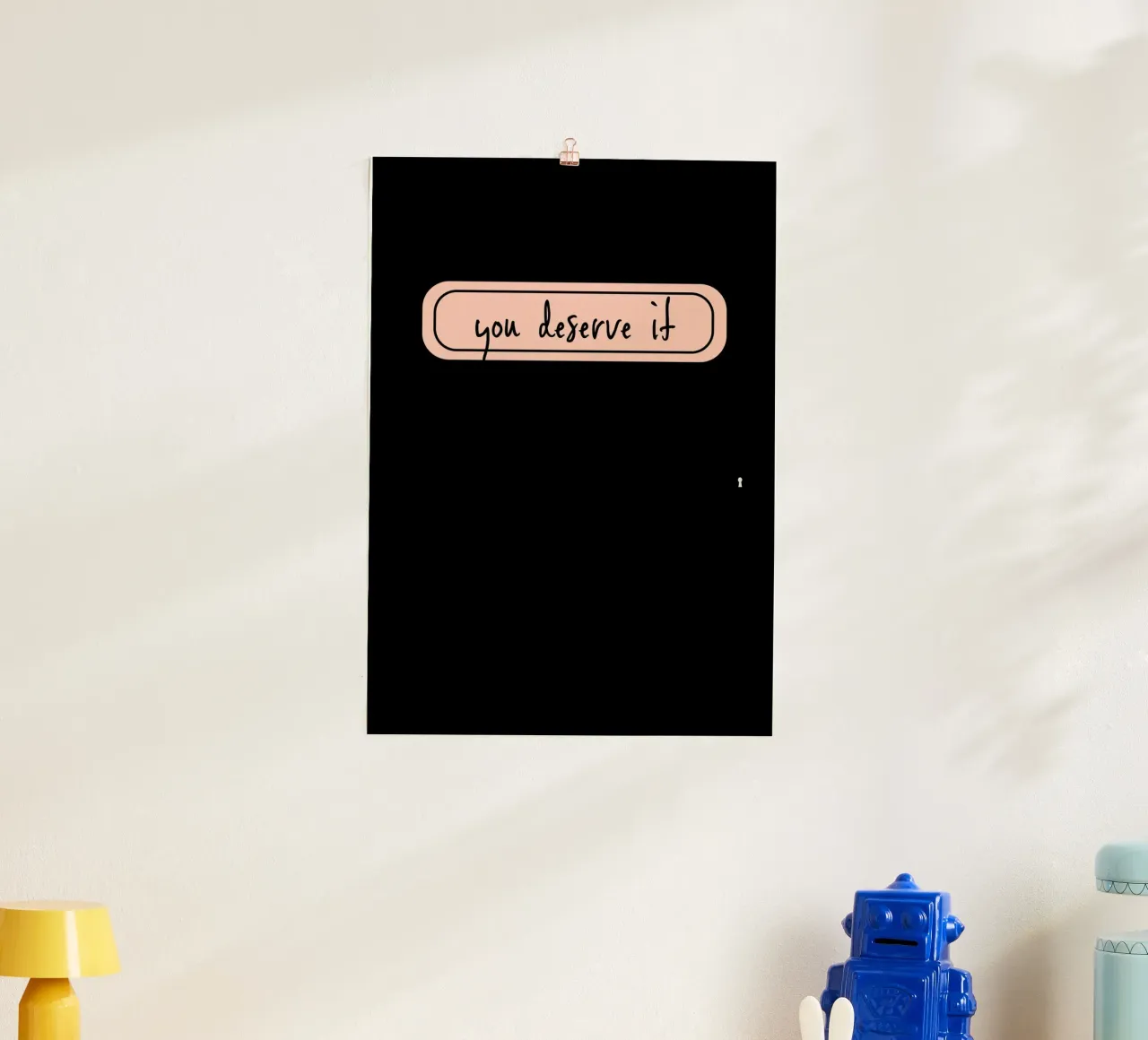 you deserve it. poster con telaio in legno da FRICKE DESIGN