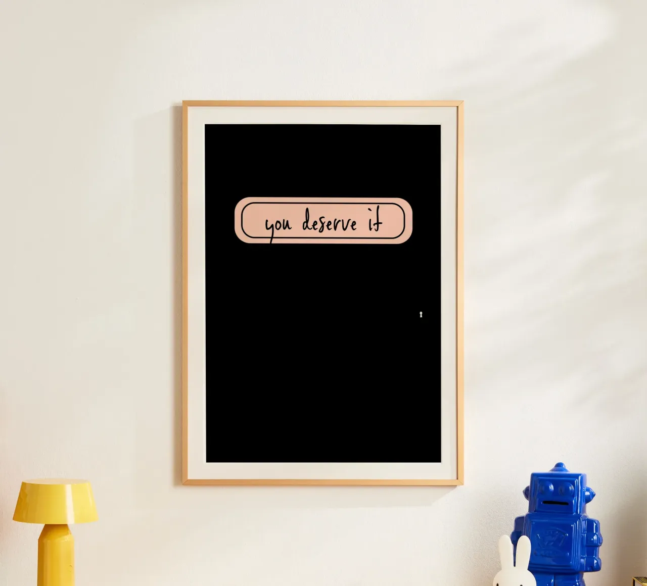 you deserve it. poster con telaio in legno da FRICKE DESIGN