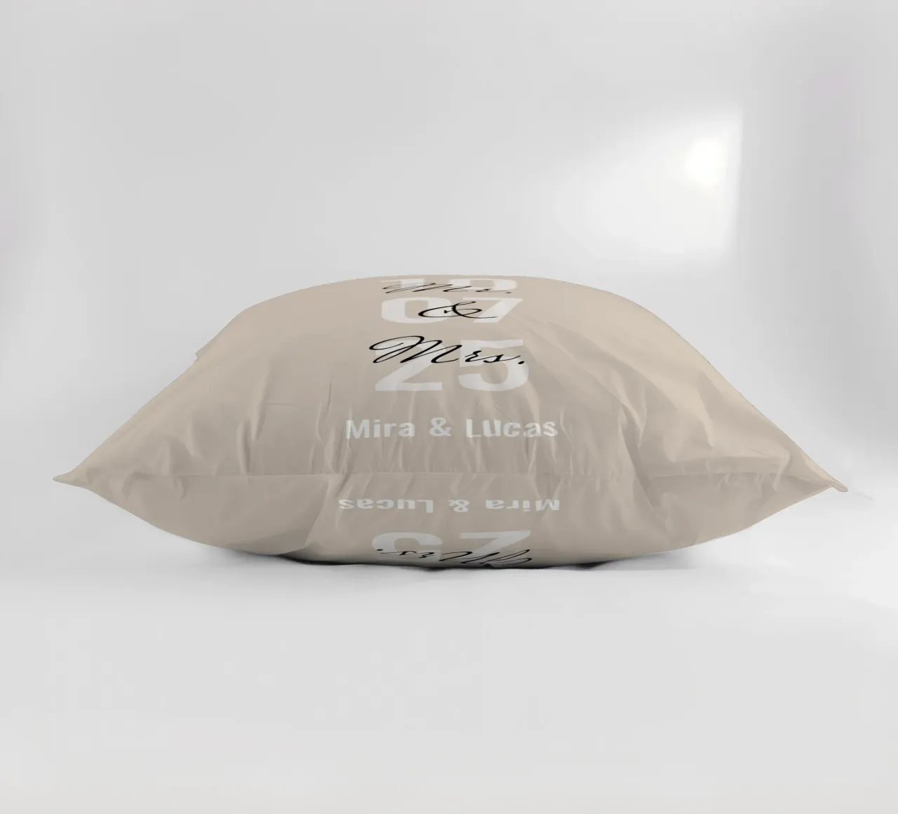 Immagine di matrimonio "Mr&Mrs" personalizzata con nome e data cuscino da Liebesbeweise
