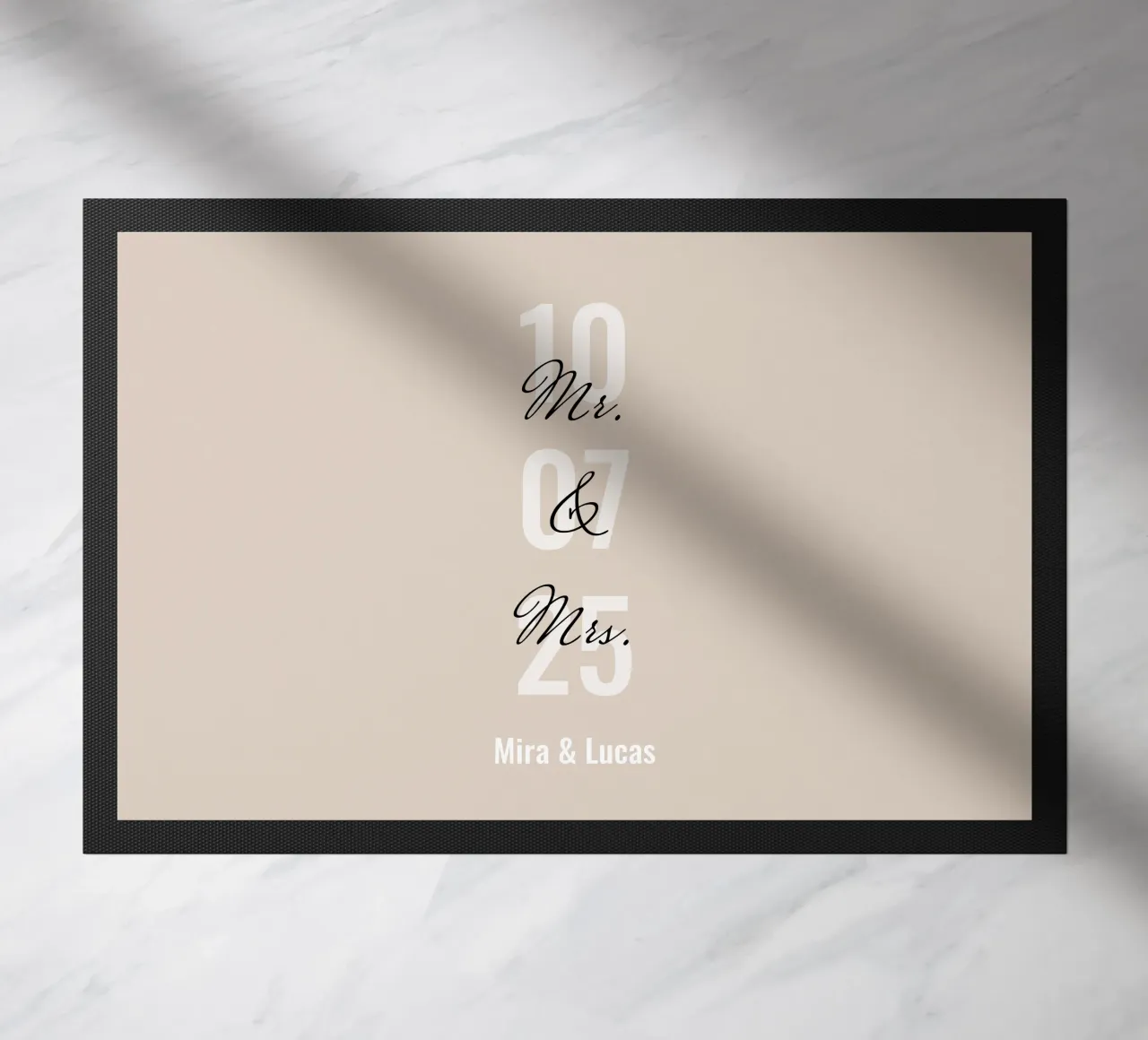 Immagine di matrimonio "Mr&Mrs" personalizzata con nome e data zerbino da Liebesbeweise