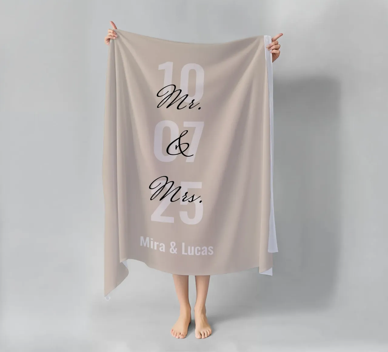 Immagine di matrimonio "Mr&Mrs" personalizzata con nome e data telo mare da Liebesbeweise
