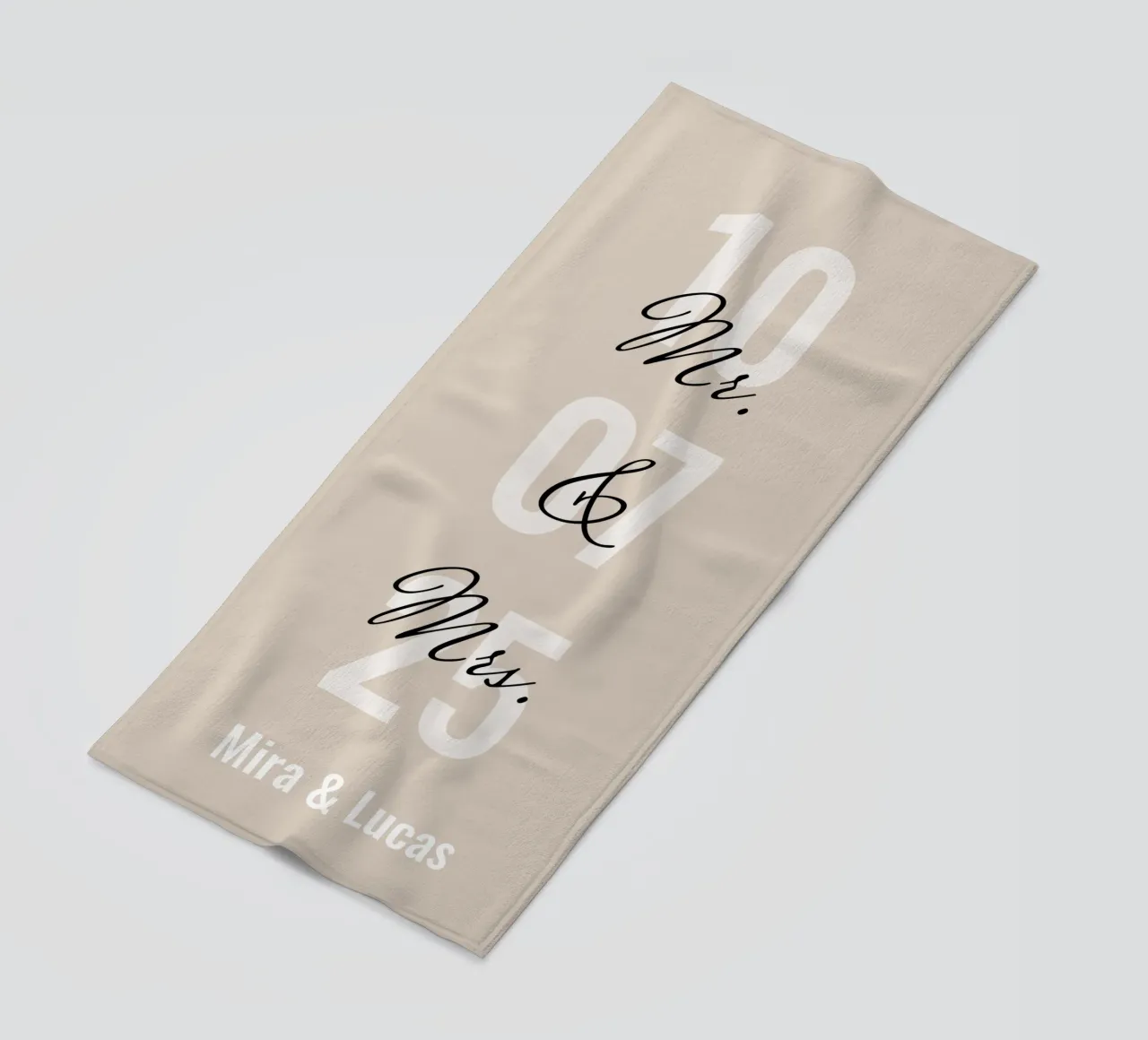 Immagine di matrimonio "Mr&Mrs" personalizzata con nome e data telo mare da Liebesbeweise