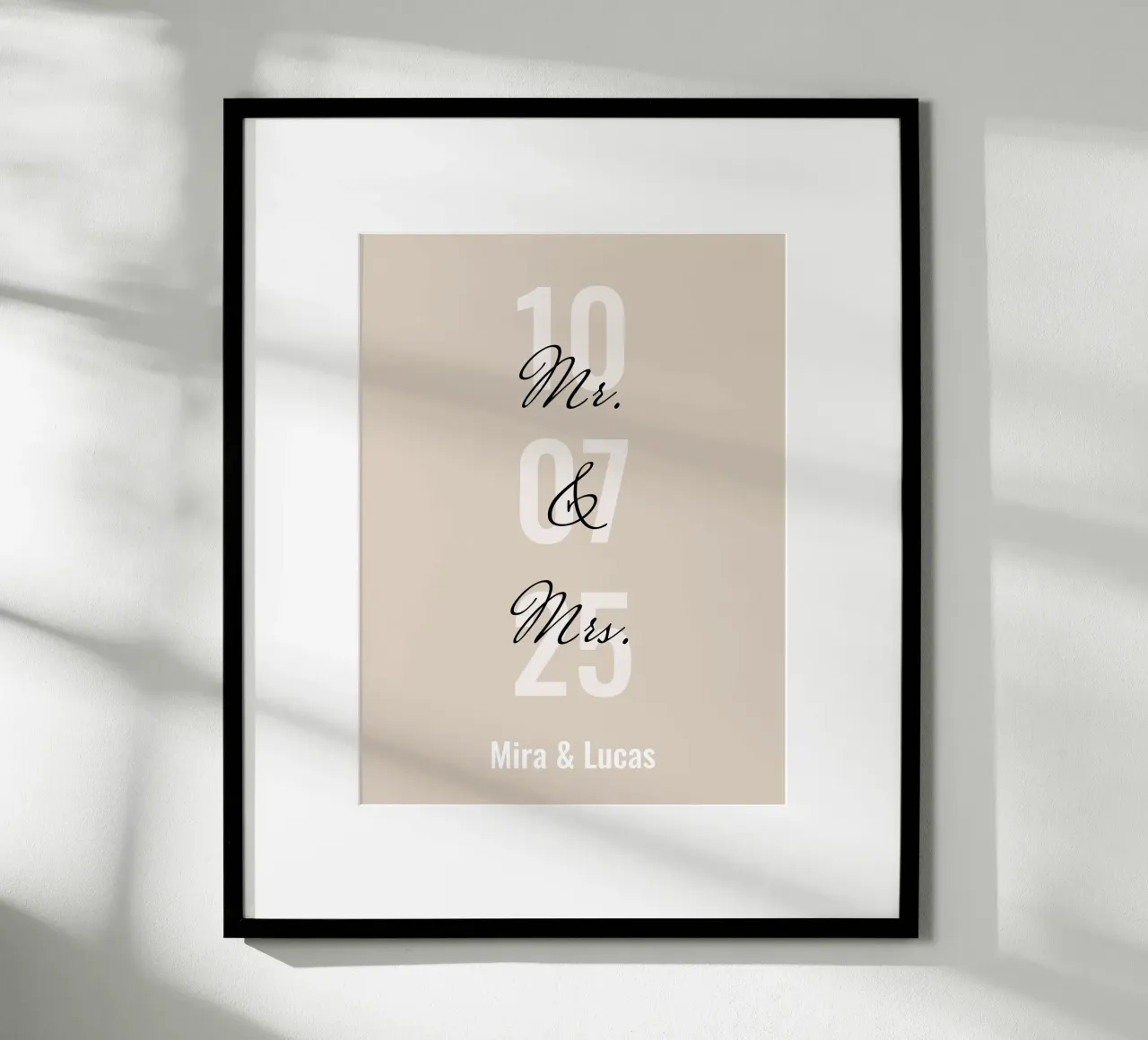 Cuadro de boda "Mr&Mrs" personalizado con nombre y fecha poster con marco de aluminio de Liebesbeweise