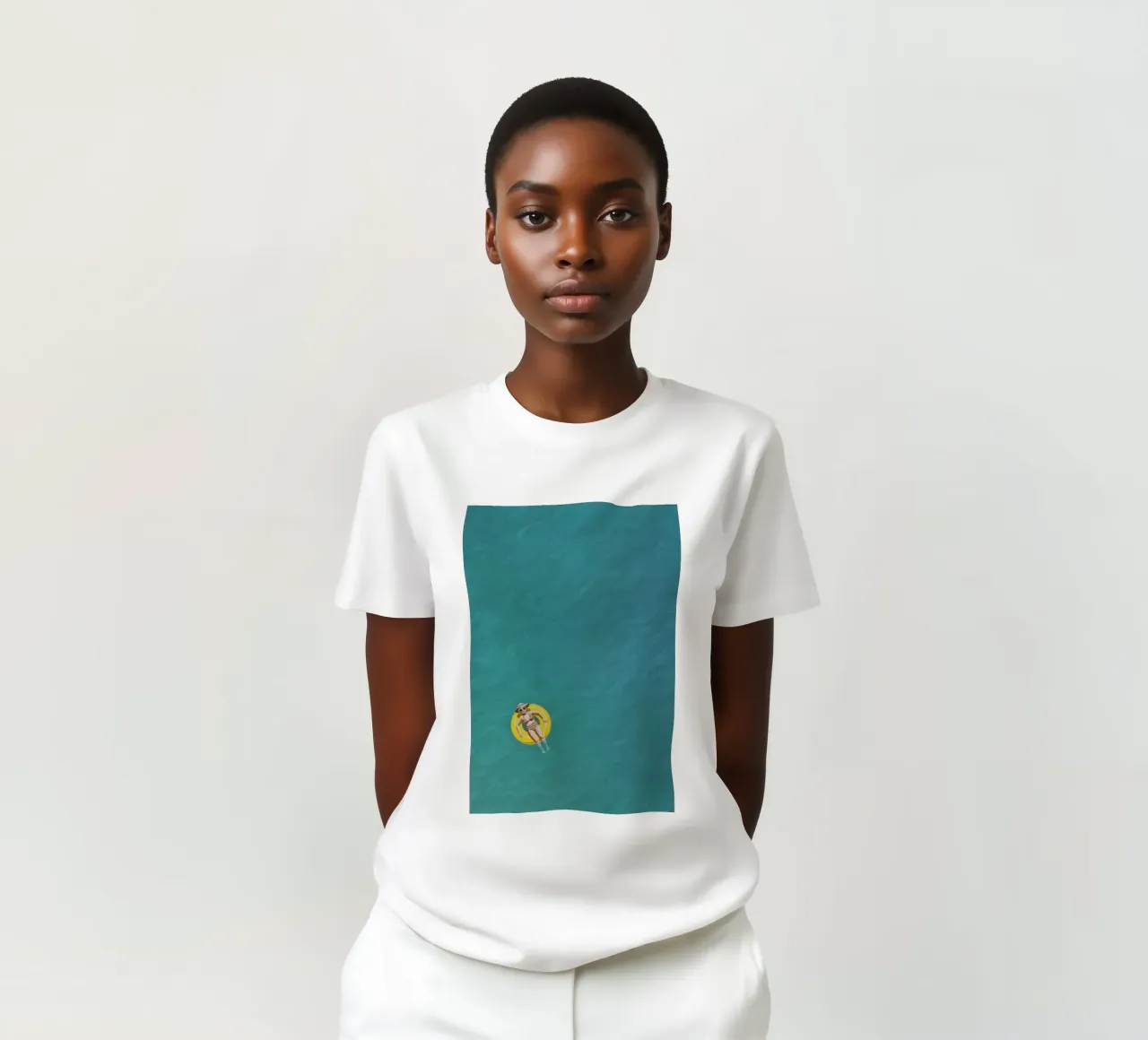 Nageur dérivant sur un beignet jaune, vue aérienne t-shirt de Hecate Pim Designs