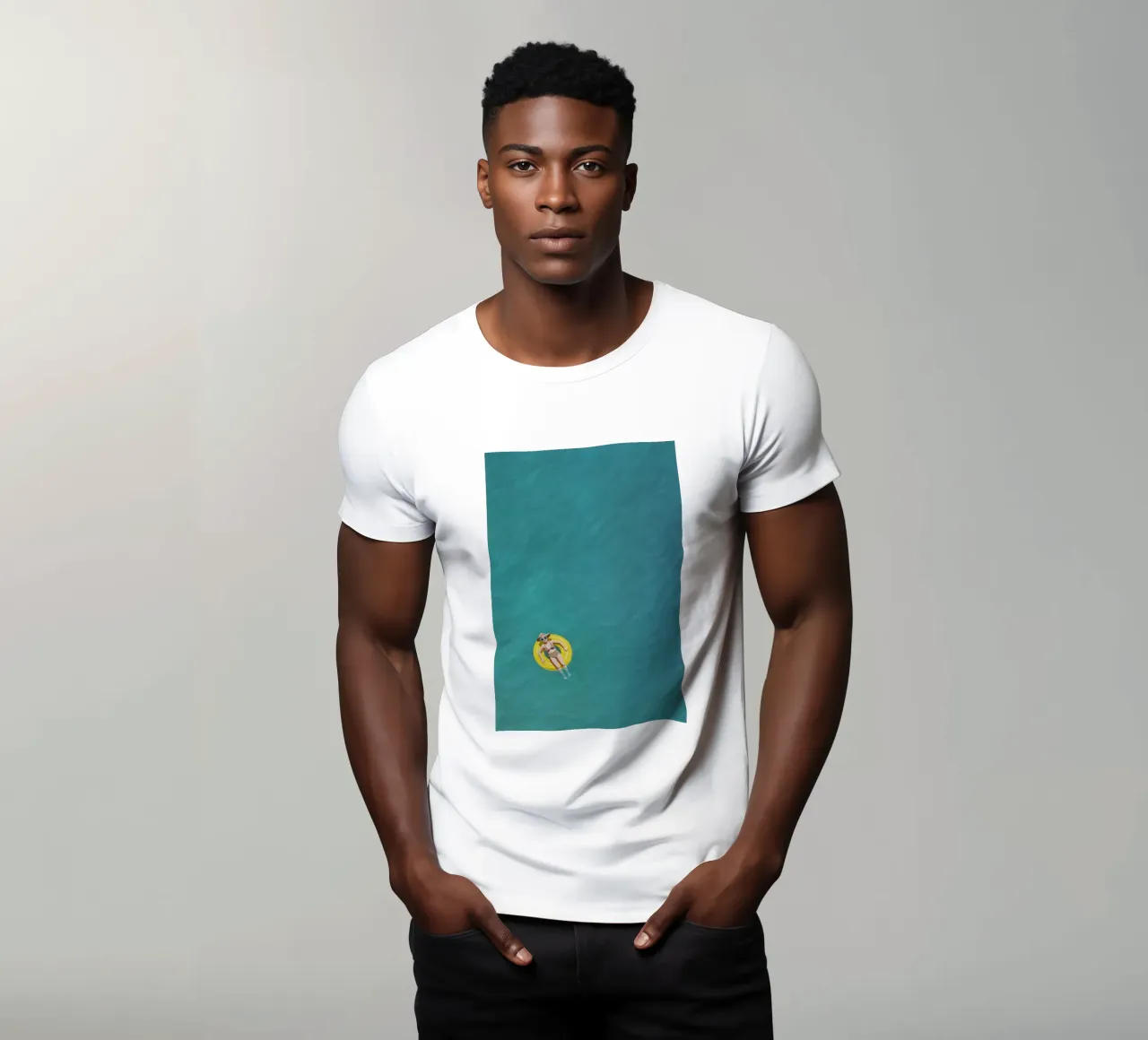 Nageur dérivant sur un beignet jaune, vue aérienne t-shirt de Hecate Pim Designs