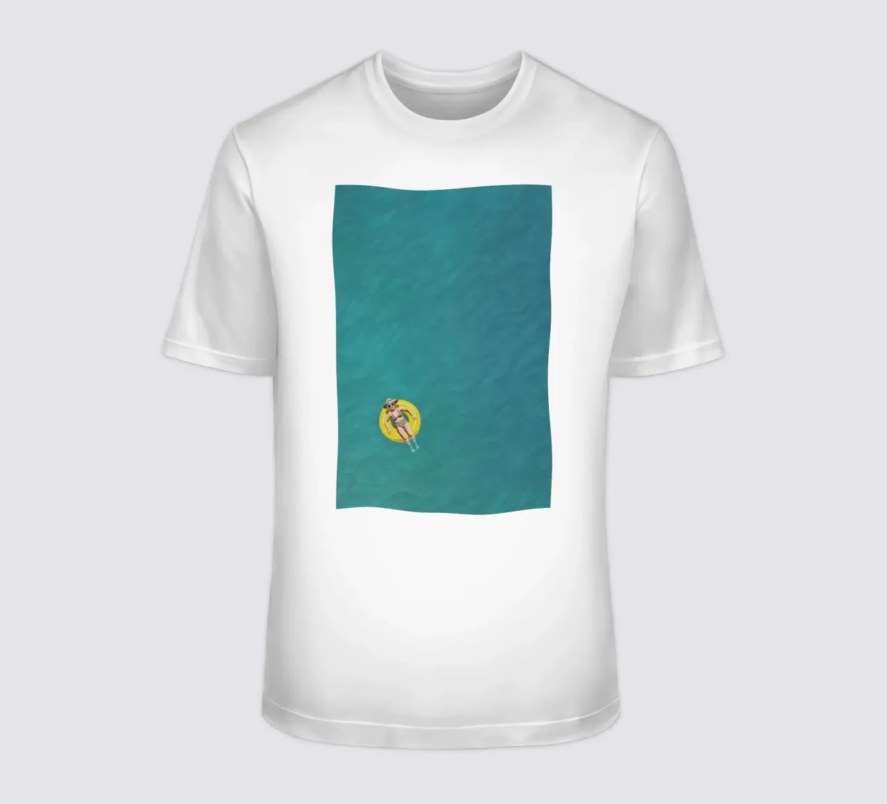 Nageur dérivant sur un beignet jaune, vue aérienne t-shirt de Hecate Pim Designs