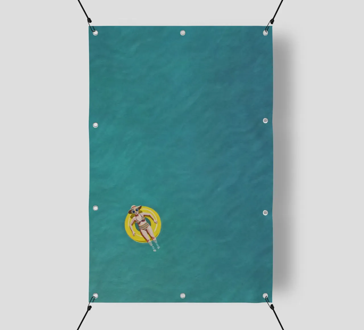 Nageur dérivant sur un beignet jaune, vue aérienne bâche pvc de Hecate Pim Designs