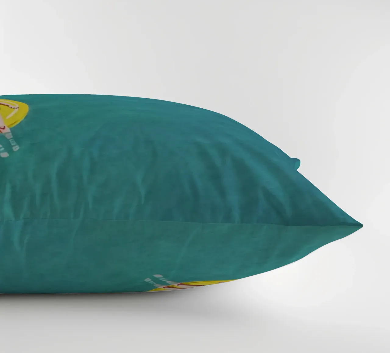 Nageur dérivant sur un beignet jaune, vue aérienne coussin de Hecate Pim Designs