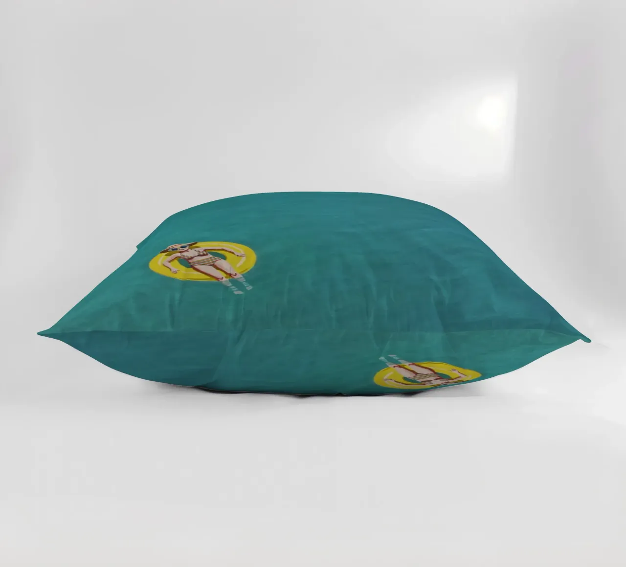 Nageur dérivant sur un beignet jaune, vue aérienne coussin de Hecate Pim Designs