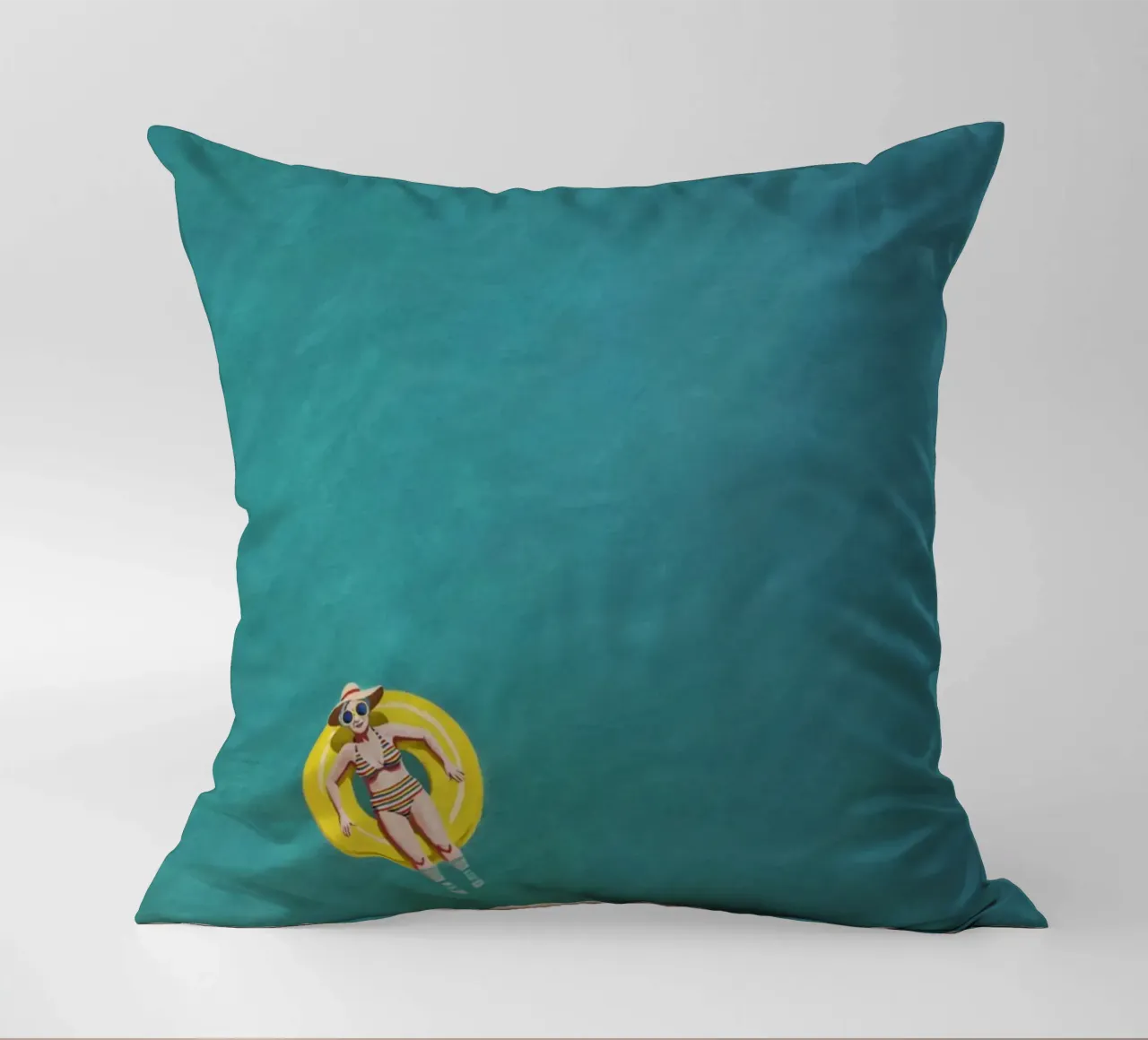 Nageur dérivant sur un beignet jaune, vue aérienne coussin de Hecate Pim Designs