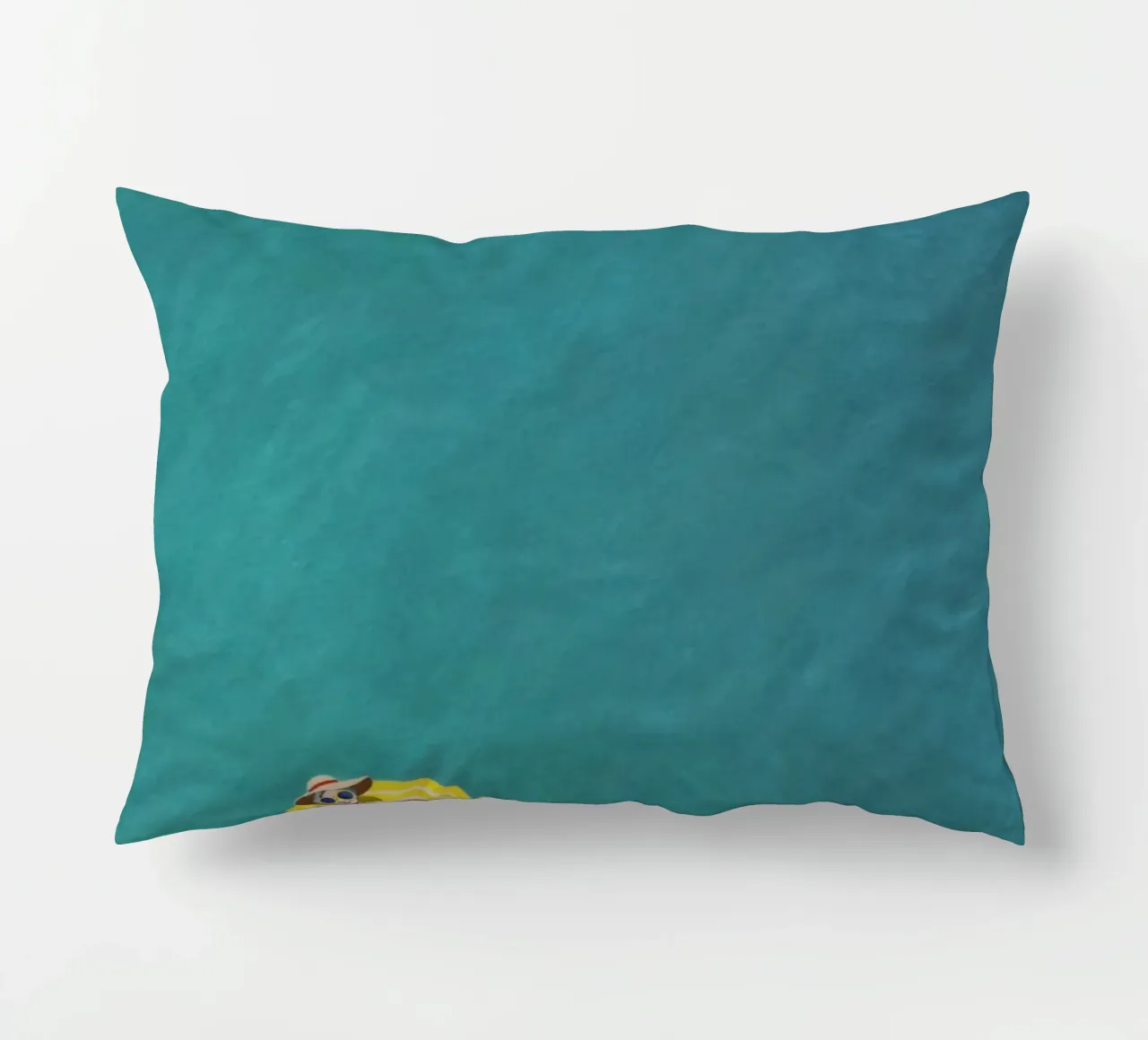 Nageur dérivant sur un beignet jaune, vue aérienne coussin de Hecate Pim Designs