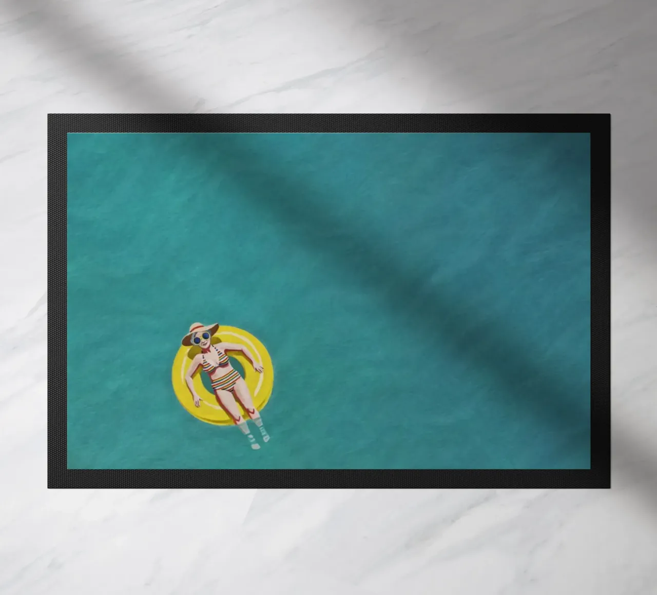 Nageur dérivant sur un beignet jaune, vue aérienne paillasson de Hecate Pim Designs