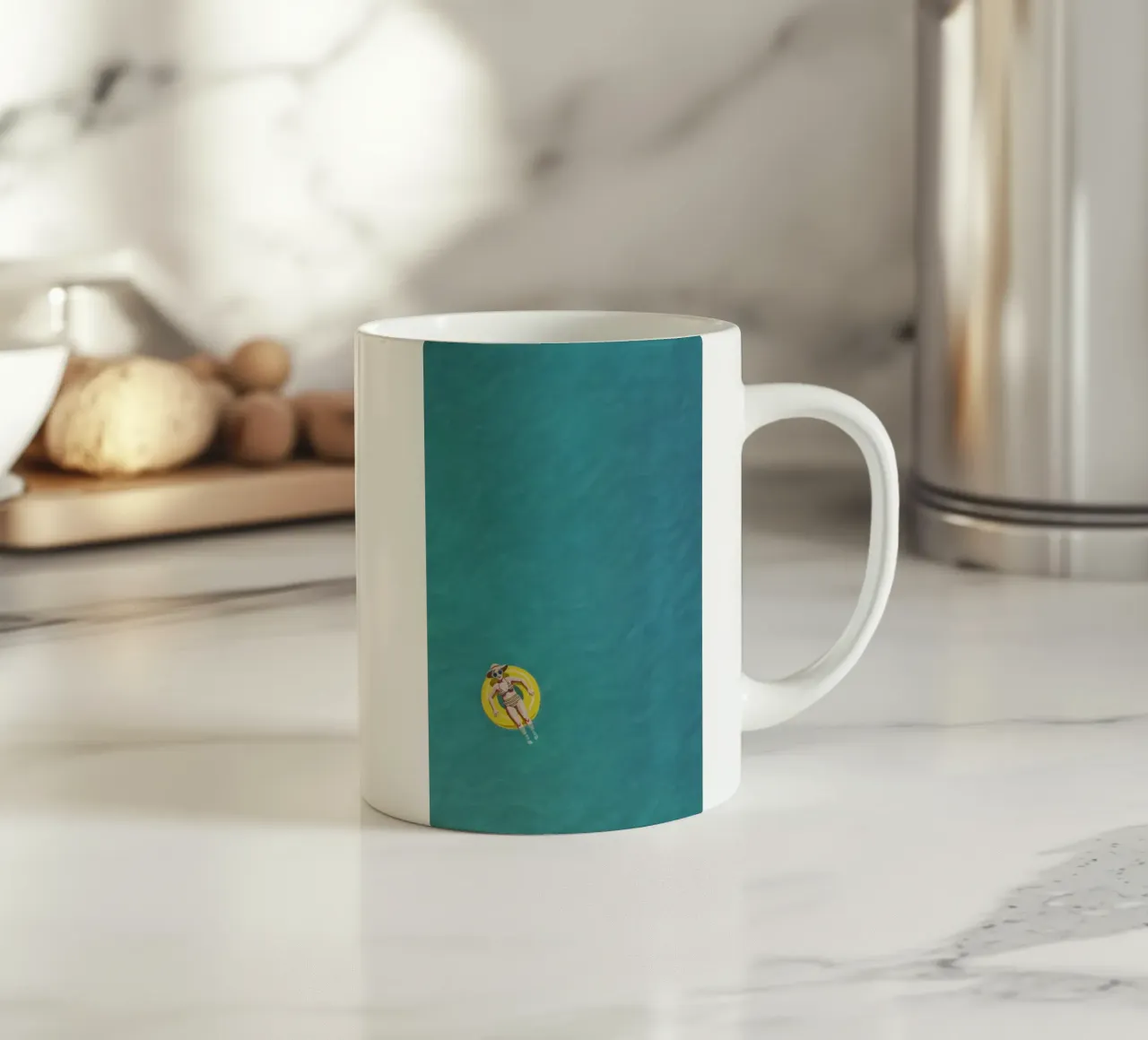 Nageur dérivant sur un beignet jaune, vue aérienne mug en céramique de Hecate Pim Designs